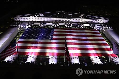 (뉴욕 AP=연합뉴스) 지난해 2월 NYSE 건물 전면에 대형 성조기가 내걸린 모습.