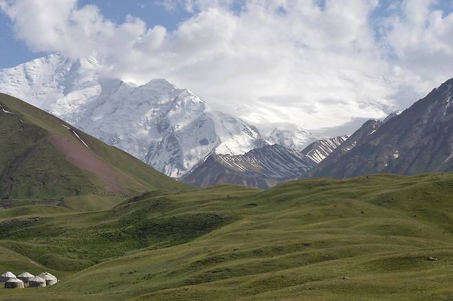 동부 파미르고원의 최고봉인 레닌봉이 구름에 살짝 가려져 있다. 키르기스의 파미르고원 초원은 공유지가 넉넉히 있어 타지키스탄의 유목민들이 넘어오는데, 키르기스인들은 이들을 이웃으로 받아들인다. 공원국 제공