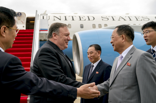 마이크 폼페이오 미국 국무장관(왼쪽 두번째)이 6일 북한 평양 순안국제공항에 도착, 리용호 북 외무상과 악수를 나누고 있다. AP 연합뉴스