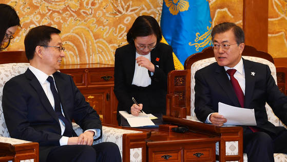 문재인 대통령(오른쪽)이 지난 2월 8일 오후 청와대에서 시진핑 중국 국가주석의 특별대표 자격으로 방한한 한정 상무위원을 만나 얘기를 나누고 있다. [청와대사진기자단]