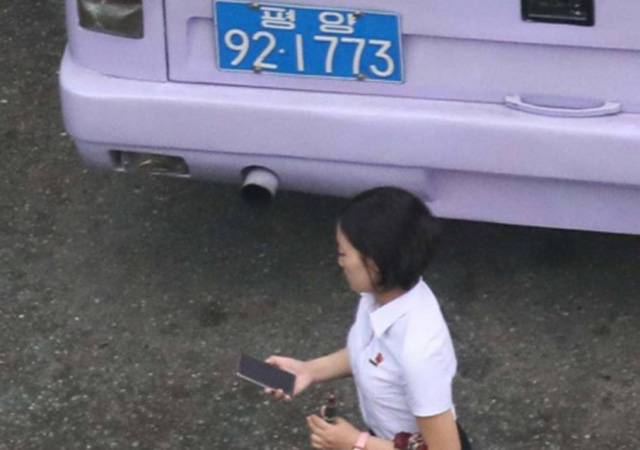 【평양=뉴시스】 사진공동취재단 = 5일 오전 평양에서 한 시민들이 휴대전화를 보며 거리를 지나고 있다. 2018.07.05. photo@newsis.com <저작권자ⓒ 공감언론 뉴시스통신사. 무단전재-재배포 금지.>