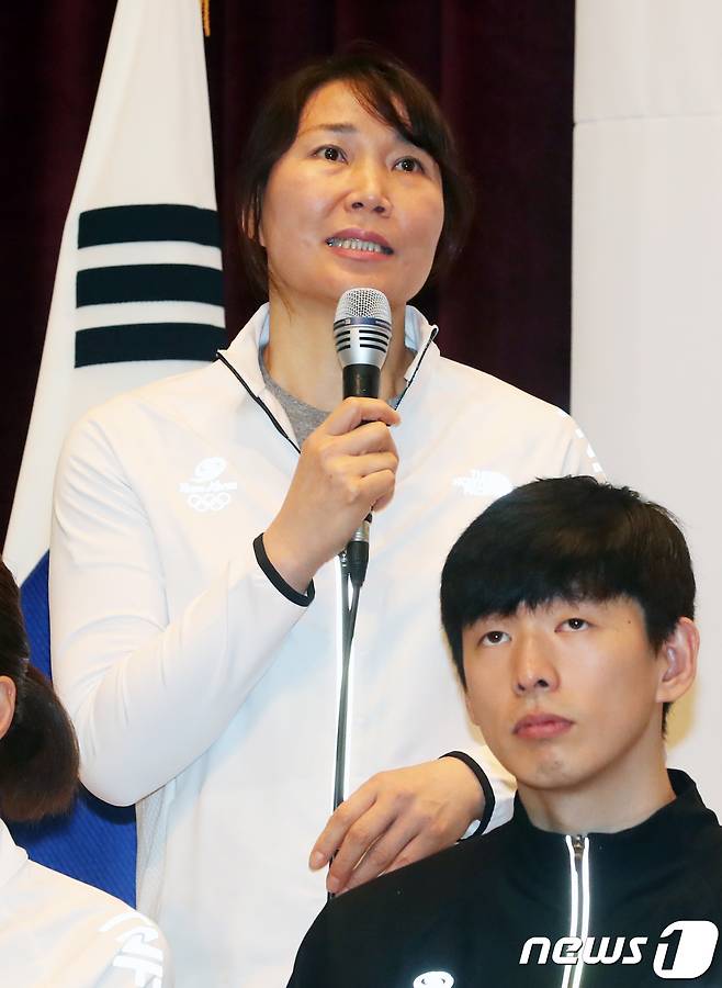 10일 오후 충북 진천군 광혜원면에 위치한 진천국가대표선수촌에서 열린 2018 자카르타·팔렘방 아시안게임 미디어데이에서 여자 농구 단일팀 하숙례 감독이 취재진의 질문에 답하고 있다. 대한민국 선수단은 이번 2018 자카르타·팔렘방 아시안게임에 39개종목 960명(경기임원 181명, 선수 779명)이 출전한다. 2018.7.10/뉴스1 © News1 임세영 기자