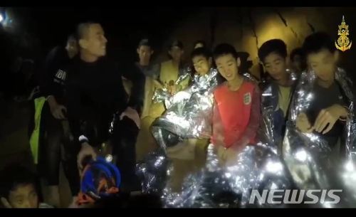【서울=뉴시스】태국 해군이 4일 오전 공개한 동굴 실종 소년들의 모습.(사진출처: 태국 해군 페이스북 동영상 캡처)2018.07.04.