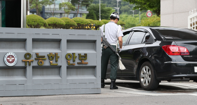 경기도 국군기무사령부 앞에서 초병이 신원확인을 하고 있다. 박종식 기자 anaki@hani.co.kr