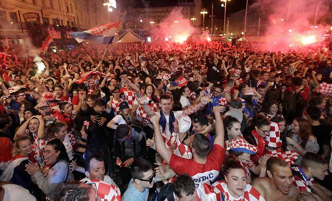 크로아티아가 잉글랜드를 이기자 수도 자그레브 시민들이 열광하고 있다. [AP=연합뉴스]