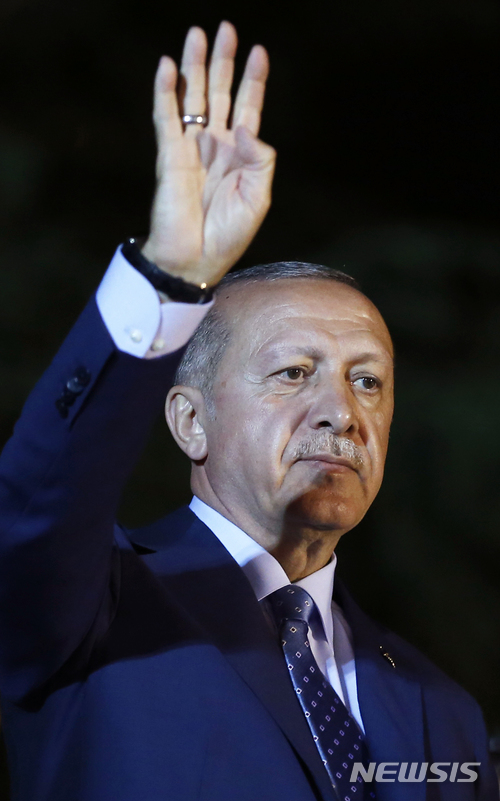 【이스탄불=AP/뉴시스】재선에 성공해 21년간 권력을 유지하게 된 레제프 타이이프 에르도안 터키 대통령이 24일(현지시간) 이스탄불 대통령궁 앞에 모인 지지자들에게 손을 흔들고 있다. 터키 선거관리위원회에 따르면 에르도안 대통령은 전날 실시된 대통령 선거에서 99%의 개표가 이뤄진 가운데 52.54%를 득표했다. 2018.06.25