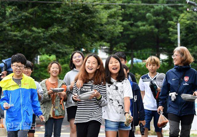 도시를 떠난 아이들이 산골에서 자란다. 이들을 키우는 것은 햇볕, 비, 바람, 어른 등 온 마을이다. 9일 울산 울주군 상북면 소호분교 앞 냇가에서 물속 곤충을 관찰한 뒤 교실로 돌아오는 아이들의 표정이 천진하다. 학생은 저마다 관찰한 곤충 유충을 담은 뜰채와 접시를, 마을 어른은 저녁 찬을 손에 들었다. 울주=홍인기 기자