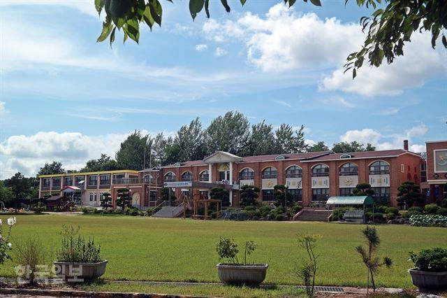 잔디가 깔린 대리초 운동장의 오른편에는 아주까리가, 왼편에는 벼가 자라고 있다. 임실=김혜영기자