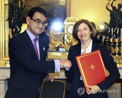 日-프랑스, 상호군수지원협정 체결 (파리 교도=연합뉴스) 고노 다로(河野太郞) 외무상(왼쪽)과 플로랑스 파를리 프랑스 국방장관이 13일(현지시간) 프랑스 파리에서 탄약 등을 서로 제공할 수 있는 상호군수지원협정(ACSA)에 서명한 뒤 악수하고 있다. 2018.7.14 bkkim@yna.co.kr