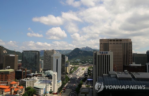 모처럼 쾌청한 서울 광화문 하늘 [연합뉴스 자료사진]