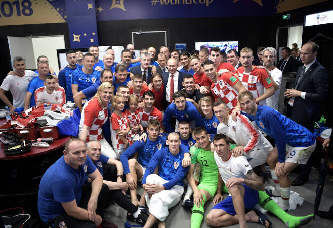 15일(현지시간) 러시아 모스크바 루즈니키 스타디움에서 열린 2018 러시아 월드컵 크로아티아-프랑스 결승전이 끝난 뒤 블라디미르 푸틴 러시아 대통령, 키타로비치 크로아티아 대통령이 크로아티아팀 탈의실에서 선수들과 기념촬영하고 있다. 로이터연합