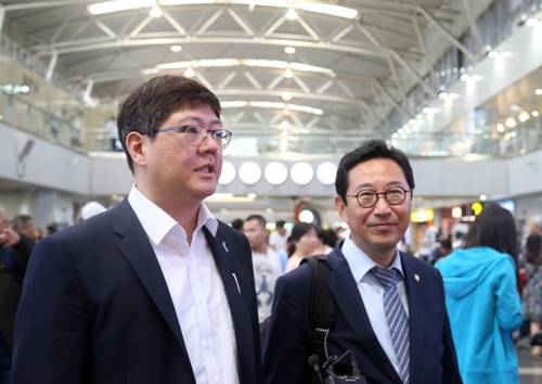 김홍걸 민화협 의장 평양행 (베이징=연합뉴스) 김진방 특파원 = 김홍걸 민족화해협력범국민협의회(민화협) 대표상임의장(왼쪽)과 김한정 더불어민주당 의원이 16일 평양에 방문하기 위해 중국 베이징 서우두(首都) 공항에 도착했다. 사진은 취재진과 인터뷰하는 김 의장. 2018.7.16 chinakim@yna.co.kr (끝)