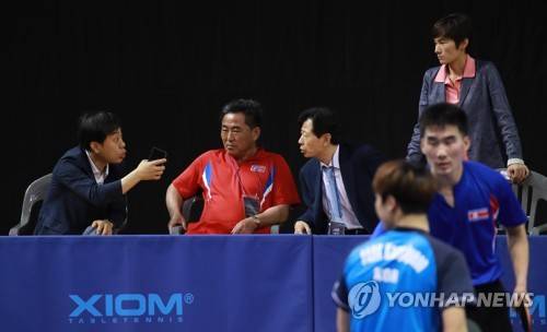 유남규·현정화, 주정철 북한 서기장과 남북 탁구 대화 (대전=연합뉴스) 홍해인 기자 = 16일 오후 2018 코리아 오픈 탁구대회 남북 단일팀 훈련이 펼쳐진 대전 충무체육관에서 유남규 삼성생명 감독(왼쪽부터), 주정철 북한 탁구대표팀 선수단장, 강문수 대한탁구협회 부회장, 현정화 레츠런 감독이 대화하고 있다. 2018.7.16 hihong@yna.co.kr