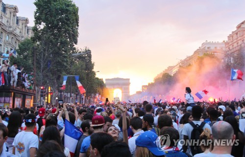 파리 샹젤리제 거리에서 프랑스의 월드컵 우승에 환호하는 시민들  [AFP=연합뉴스]
