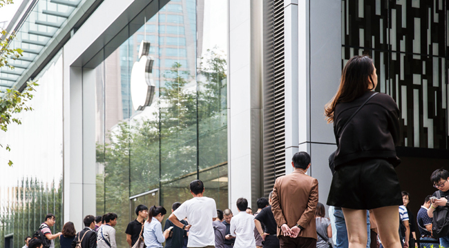 상하이의 애플 매장 앞에서 아이폰을 사기 위해 기다리는 중국인들. 사진 블룸버그