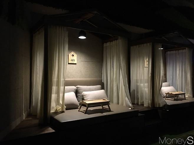 씨네앤포레 카바나석. 카바나석 가격은 1인 기준 평일 2만원, 주말 2만3000원이다. /사진=김경은 기자