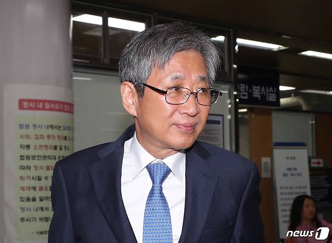'CJ이미경 부회장 퇴진 강요' 혐의를 받고 있는 조원동 전 청와대 경제수석이 지난 6월 서초구 서울고등법원에서 강요미수 항소심 공판을 마친 후 법원을 나서고 있다. 2018.6.27/뉴스1 © News1 박세연 기자
