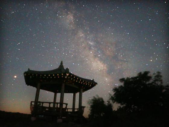 강원도 강릉시 왕산면 대기리 안반데기 마을 멍에전망대에서 감상할 수 있는 은하수 모습. 박진호 기자