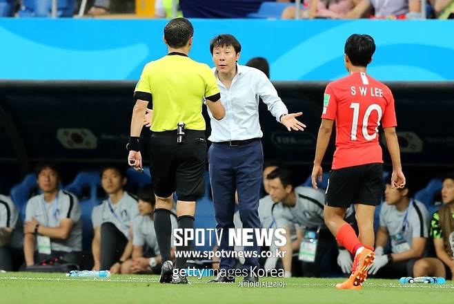 ▲ 신태용 감독이 지난달 23일(현지시간) 러시아 로스토프 아레나에서 벌어진 멕시코와 2018년 러시아월드컵 F조리그 2차전 도중 주심의 판정에 이의를 제기하고 있다.
