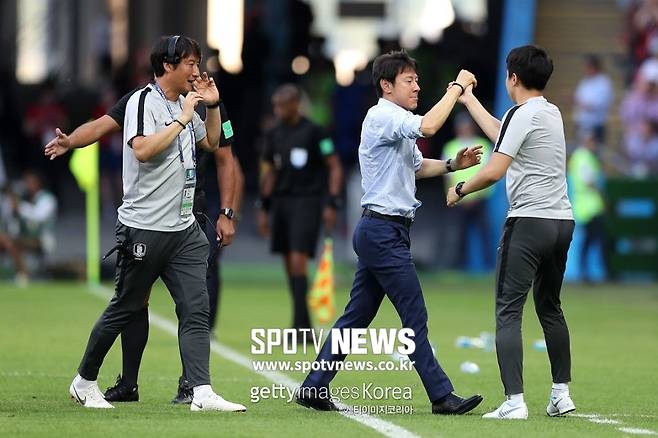 ▲ 신태용 감독(가운데) 지난달 27일(현지시간) 카잔에서 벌어진 독일과 2018년 러시아월드컵 F조리그 3차전에서 승리한 뒤 기뻐하고 있다.
