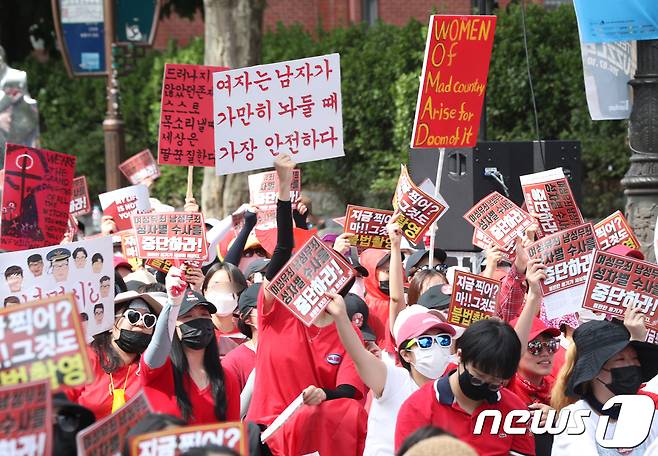 지난 7일 오후 서울 대학로에서 불법촬영 편파수사 규탄시위가 열리고 있다. 이들은 소위 '몰카'로 불리는 불법촬영 범죄의 피해자가 여성일 때에도 신속한 수사와 처벌을 할 것을 촉구했다. 2018.7.7/뉴스1 © News1 신웅수 기자