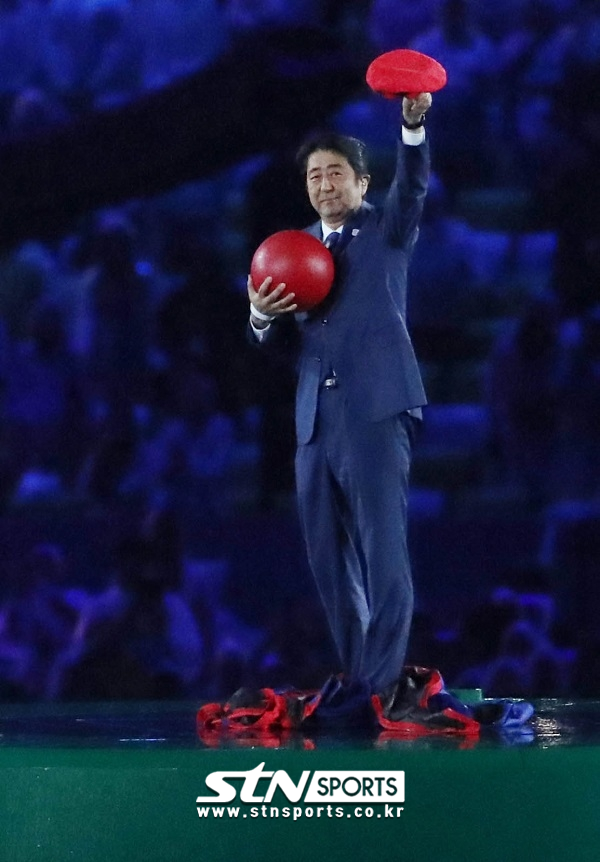 2016 리우올림픽 폐막식 무대에 올랐던 일본의 아베 신조 총리