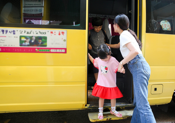 19일 오전 광주광역시 서구 한 유치원에 도착한 통학버스에서 어린이가 인솔교사의 도움을 받아 내리고 있다. 광주 지역 통학버스에는 아이들이 홀로 남겨지는 것을 예방하고 만일의 경우 도움을 요청할 수 있는 안전 장치가 설치돼 있다. 프리랜서 장정필