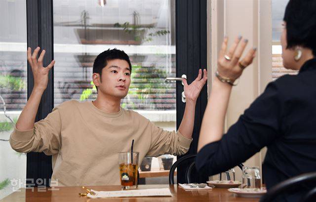 서울 합정동에서 만난 장기하. 책에 대한 콤플렉스가 있었는데, 얘기하다 보니 의외로 자기가 책과 가까운 사람이란 걸 알게 됐다고 했다. 신상순 선임기자