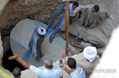 이집트 알렉산드리아의 한 건축현장서 발견된 대형 석관. 알렉산더 대왕의 무덤일지 모른다는 관측이 나와 큰 관심을 모았다. [로이터=연합뉴스]
