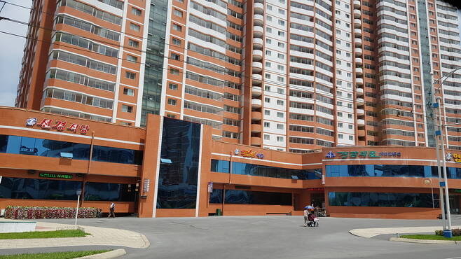 평양 거리에는 새로운 고층 아파트들이 많이 들어섰다. 아파트 상가의 건강식품 판매소와 결혼식 식당 등이 눈길을 끈다. 김한정 의원 제공