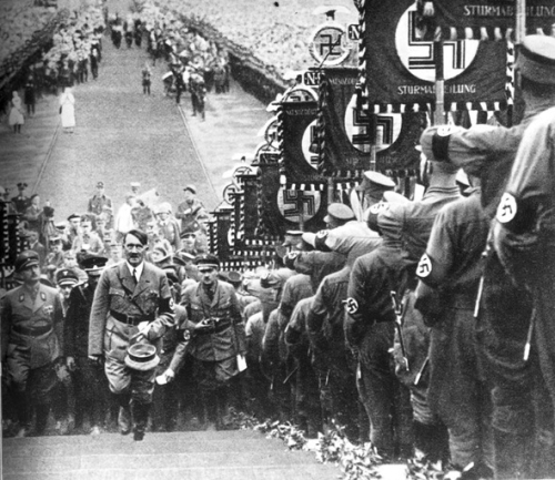 `하켄크로이츠` 깃발이 나부끼는 나치 집회장의 히틀러.