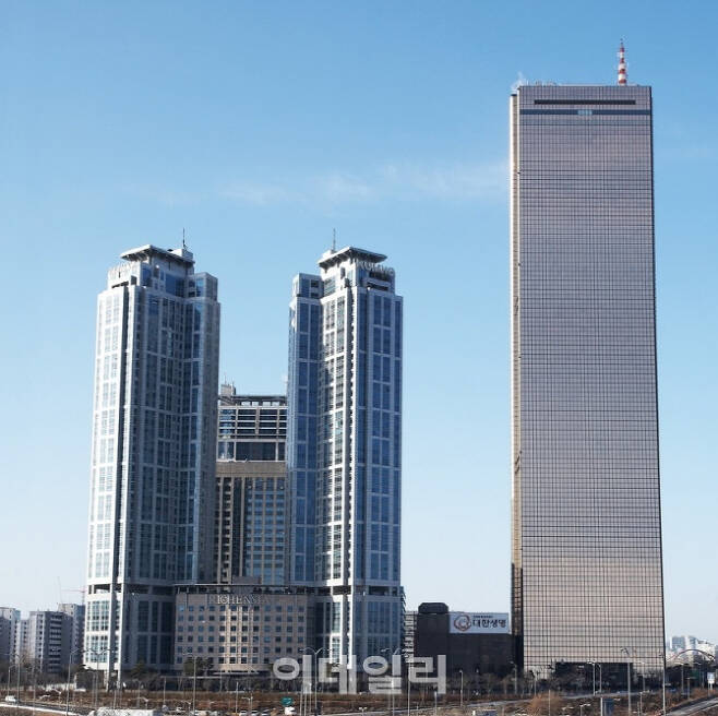 서울 여의도 리첸시아(왼쪽)와 63빌딩 모습. 서울시 제공.
