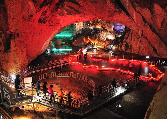 국내 석회암 동굴 중 규모가 가장 큰 삼척 환선굴. [사진 삼척시]