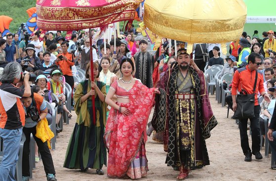 경남 김해시에서 열리는 허왕후신행길축제 모습.[중앙포토]