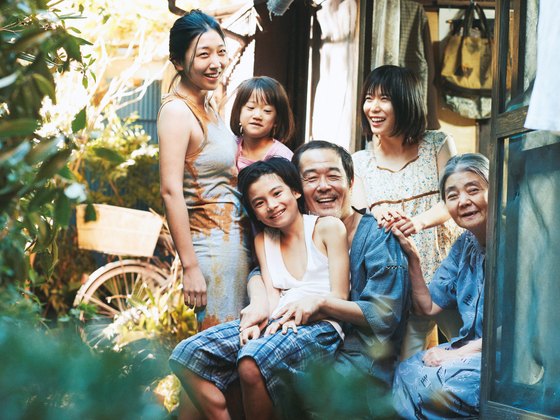 올해 칸국제영화제 황금종려상을 받고도 일본 우익의 '악플'에 시달린 고레에다 히로카즈 감독의 신작 영화 '어느 가족'(26일 개봉). 가족이 붕괴된 현대 일본 사회에서 가족의 의미를 되묻는 영화다.[사진 티캐스트]