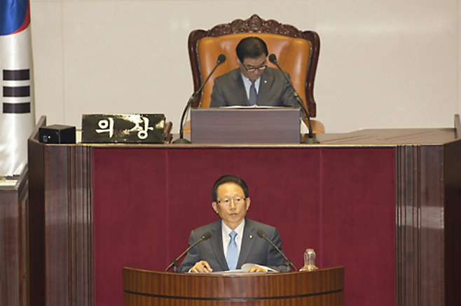 2014년 4월16일 오후 국회 본회의에 참석한 김종태 새누리당 의원(전 기무사령관)이 법안에 관해 설명하고 있다. ⓒ시사저널