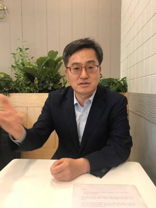 김동연 부총리 겸 기획재정부 장관 (인천=연합뉴스) 이 율 기자 = 김동연 부총리 겸 기획재정부 장관이 18일 인천국제공항에서 연합뉴스와 인터뷰하고 있다.