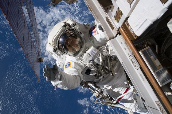 지난 6월 15일 국제우주정거장(ISS)에서 작업 중인 우주비행사 리키 아놀드 (Ricky Arnold). 미항공우주국(NASA)는 오는 12월 스페이스X의 블록5를 이용해 우주인을 ISS로 보낸다는 계획이다. [UPI=연합뉴스]