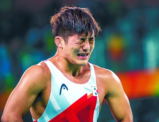 김현우가 2016 리우데자네이루올림픽 레슬링 남자 그레코로만형 75㎏급 동메달결정전에서 승리한 뒤 눈물을 쏟는 모습. 김현우는 이 대회 16강전에서 심판의 석연찮은 판정 속에 러시아 선수에게 패해 금메달이 좌절됐었다. 신화뉴시스