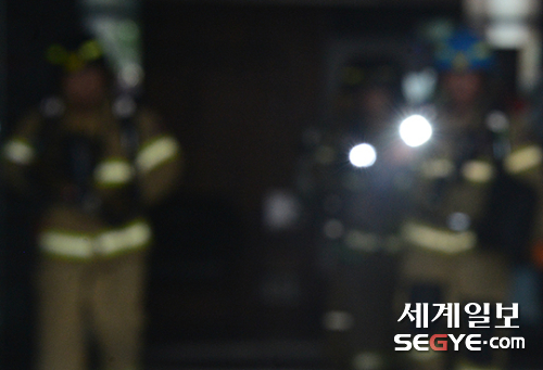 서울 낮 최고 기온이 35도까지 치솟는 등 폭염 특보가 내려진 지난 20일 오후 서울 도심 속 화재현장에서 진화작업 마친 소방대원들이 무거운 장비를 메고 힘겹게 걸어나오고 있다.