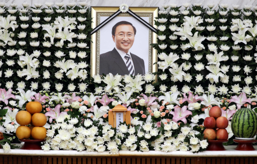 23일 오후 서울 서대문구 연세대 세브란스병원 장례식장에 고 노회찬 정의당 원내대표의 빈소가 마련됐다. 사진은 빈소 모습.