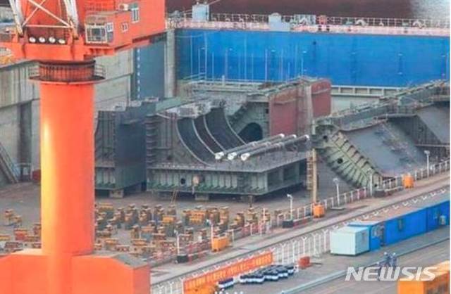 중국 해군의 4번째 항공모함으로 핵추진 방식을 채택한 004함이 다롄 조선소에서 건조 중인 장면이 포착됐다(인터넷 캡처)