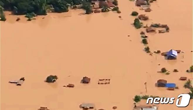 라오스 아타푸주에서 지난 23일(현지시간) 발생한 댐 붕괴사고로 수몰된 인근 마을의 항공촬영 영상. © AFP=뉴스1