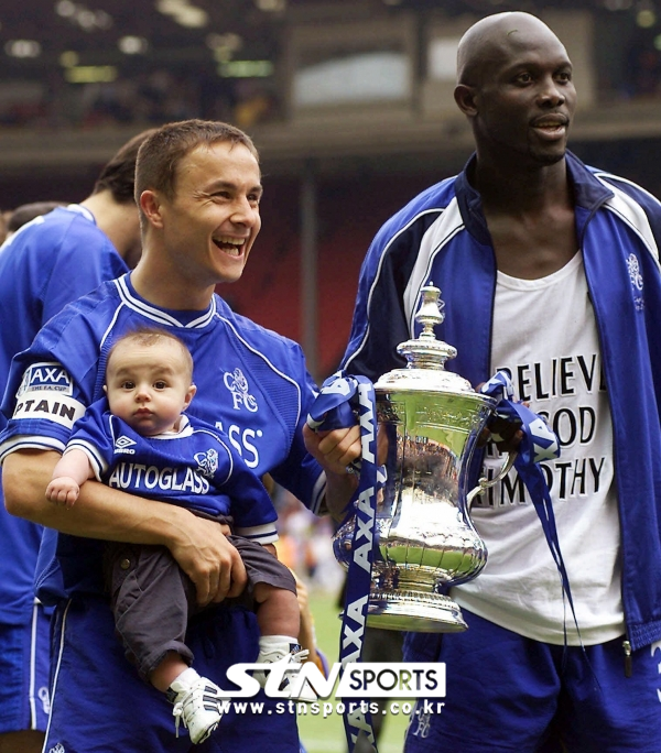 데니스 와이즈(사진 좌측)