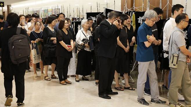지난 24일 오후 서울 서대문구 세브란스병원 장례식장에 마련된 고 노회찬 의원 빈소를 찾은 조문객들이 줄을 서있다.