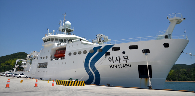 한국이 심해 열수분출공을 발견하는 데 사용한 해양연구선 ‘이사부호’. 해양과학기술원 제공