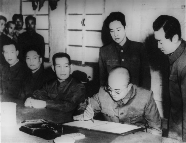 1953년 7월 26일 중국측 대표 펑더화이 사령관이 판문점에서 군사정전협정에 서명하고 있다. 연합뉴스