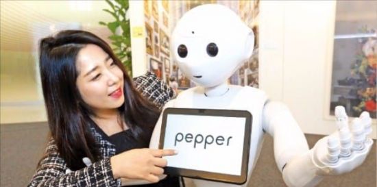 지난해 10월 경기도 분당 LG유플러스 매장에 배치돼 고객 상담 업무를 수행하는 로봇 '페퍼'.