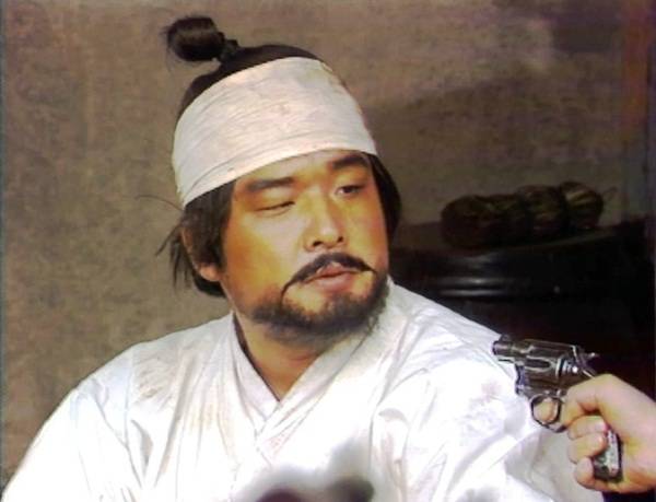 1982년 고석만 연출은 김기팔 작가와 함께 ‘서민영웅 발굴’에 나섰다. 3·1절 특집극으로 방영된 <태백산 호랑이 신돌석>이 첫 작품이었다. 구한말 13도 의병대장 가운데 유일한 서민 출신이었던 ‘신돌석’에는 “탤런트실 로비에 우두커니 앉아 있는 녀석, 절대 인사 않는 녀석 있잖아. 뚱뚱하고, 대사는 토씨 하나 틀리지 않는” 나영진이 발탁됐다. 문화방송 제공