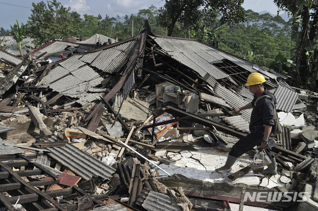 【칼리베닝(인도네시아) = AP/뉴시스】올해 4월 19일 인도네시아 자바 섬에서 일어난 지진ㅇ로 무너진 칼리베닝이 피해 현장에서 구조대원 한 명이 생존자를 찾고 있다.
